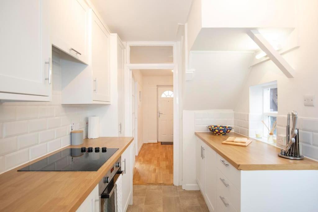 Villa 3 Bed House/Garden/Wi-Fi/Parking/Central Location Guildford Exterior foto