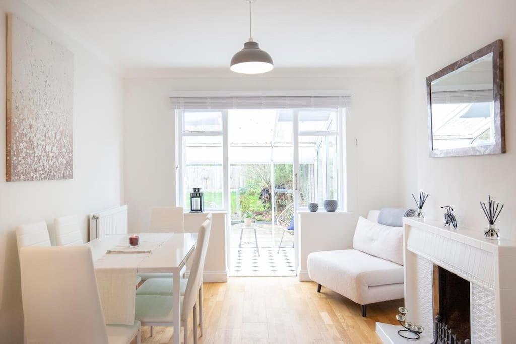 Villa 3 Bed House/Garden/Wi-Fi/Parking/Central Location Guildford Exterior foto