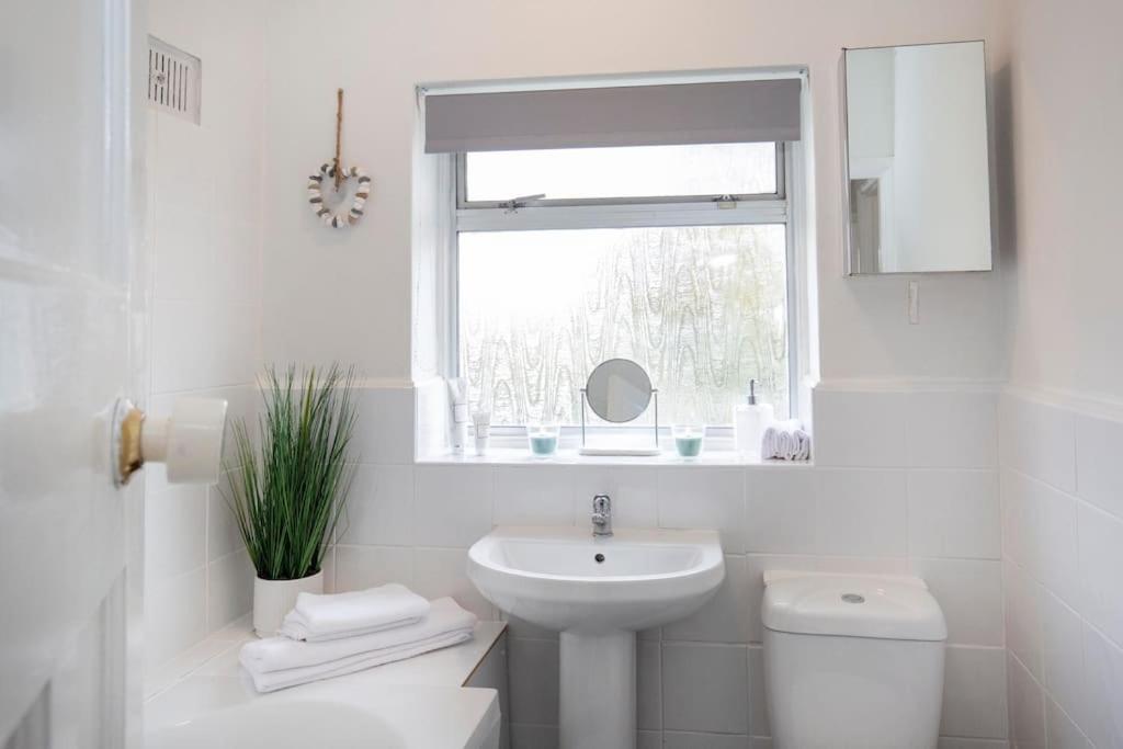 Villa 3 Bed House/Garden/Wi-Fi/Parking/Central Location Guildford Exterior foto