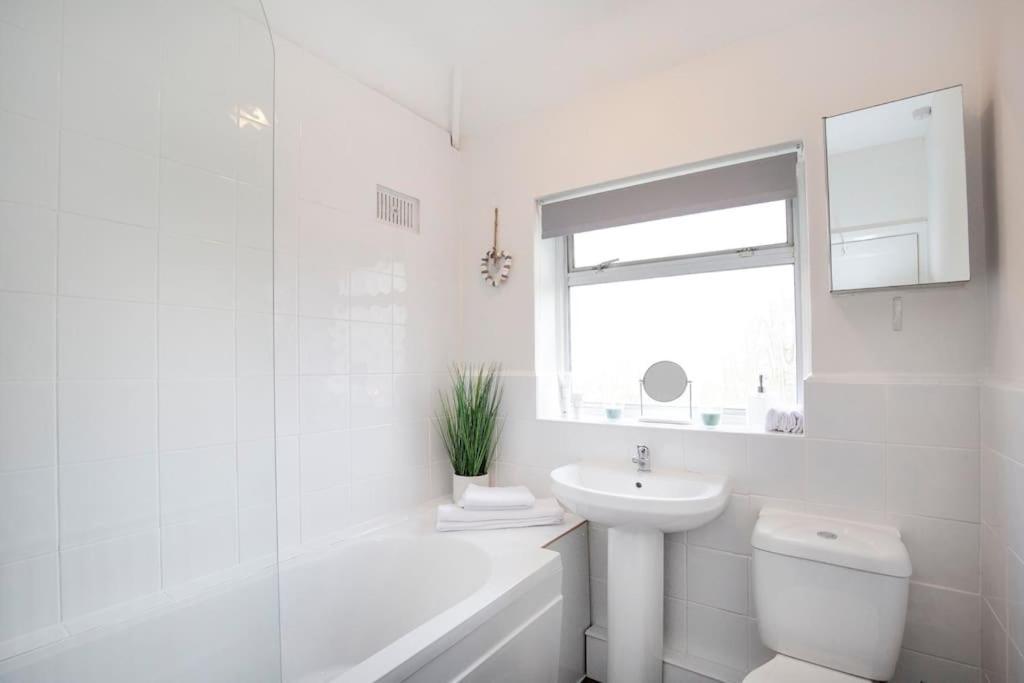 Villa 3 Bed House/Garden/Wi-Fi/Parking/Central Location Guildford Exterior foto